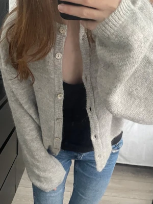 Grå kofta från Gina Tricot - Mysig grå kofta från Gina Tricot i stickad ullmix. 