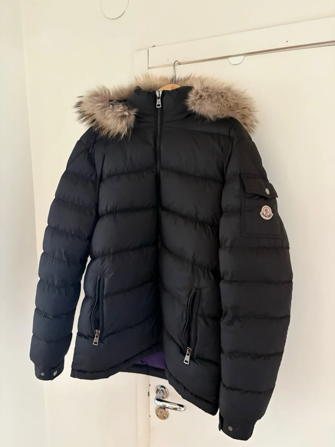 Svart Moncler dunjacka med pälskrage