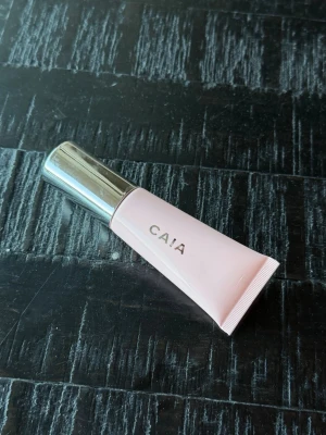 CAIA Flirty Pink flytande rouge - Säljer en CAIA liquid blush i nyansen flirty pink. provat 2 gånger med borste, men tyckte mer om andra formula  Nypris: 295 Mitt pris: 150