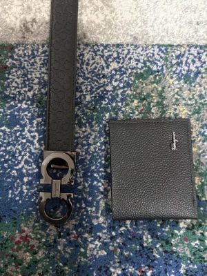 Svart skärp från Salvatore Ferragamo - Båda är väl omhändertagna och i fint skick. De har endast använts av mig under resor utomlands och har därefter blivit liggande, vilket är anledningen till att jag nu väljer att sälja dem vidare.