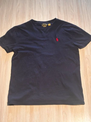 Mörkblå t-shirt från Polo Ralph Lauren - Hejsan! Säljer denna feta Polo Ralph Lauren T-shirt med rött märke. Storlek XS. Pris: 199kr