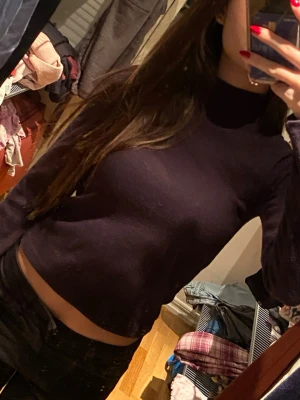 Polotopp - En enkel och stilren polotopp med långärmad design. Toppen har en hög krage och är tillverkad i ett mjukt material som sitter snyggt. Perfekt för att matcha med jeans eller kjol. Färgen är typ mörkgrå, se bilder💕