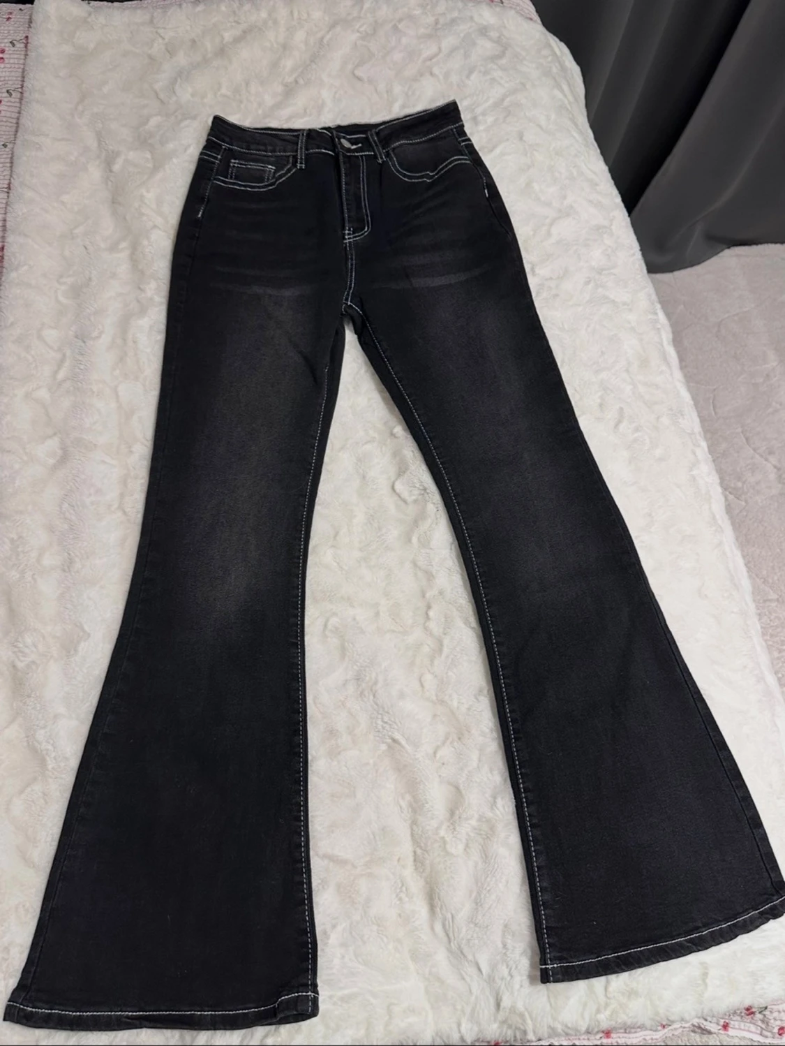 Svarta bootcut jeans med brodyr - 1