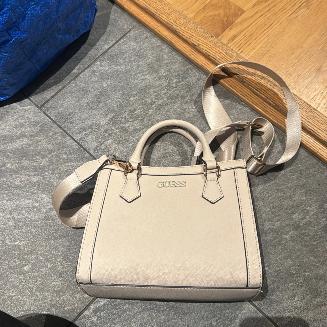 Beige handväska från Guess