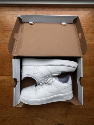 Air Force 1  - Vita airforce 1 endast använd en gång. Nyskick. 