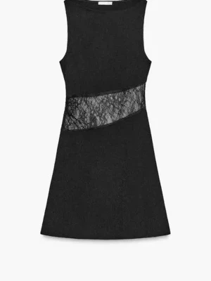 Svart klänning med spetsdetalj Zara slutsåld viral eftertraktad spets mini - Snygg svart ärmlös mini klänning med spets i midjan! Så snygg och classy! Säljer då jag fick 2 st i present så denna är helt ny med prislapp