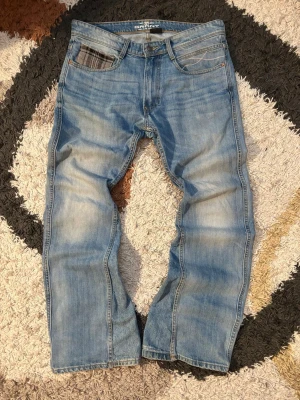 Bootcut Remade - Säljer dessa omsydda bootcuts som jag gjort om lite!😁  Vid mått och övriga frågor hör av er!  Storlek: W34 32L  Laid out liggandes.        •	Längd (utsidan): 100 cm 	•	Midja: 42 cm 	•	Nedre bredd (vid benslutet): 24 cm  Kondition: 9/10  Fraktar samma dag eller dagen efter✅  swag rap streetwear baggy vintage skate hiphop y2k affliction archive underground avant garde japan style OG 2000s flared washed affliction jeans drip oldmoney denim