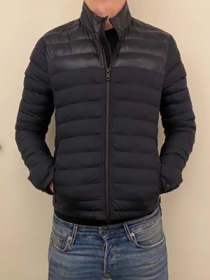 Marinblå dunjacka från J.Lindeberg - Tja! Säljer denna riktigt snygga marinblåa dunjacka ifrån J.Lindberg | Storlek S | Jag på bilden är 183! | Hör av er vid minsta lilla fundering 🙌