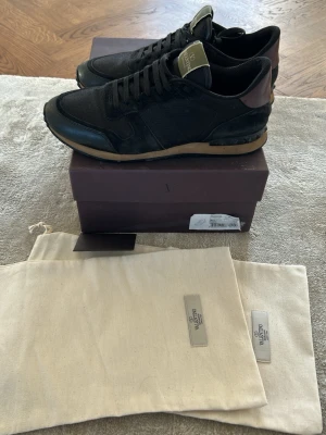 Valentino Rockrunners - Säljer nu mina ÄKTA rockrunners i storlek 43,5. Skorna är i fint skick förutom lite slitning vid hälen inuti skon men inget märkvärdig. Allt og tillkommer , låda,dustbag, extra skosnören och certifikat. Skriv om du har några funderingar 