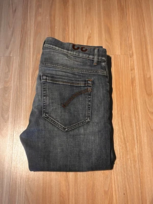 Blåa Dondup George Jeans - Hejsan! Säljer dessa riktigt feta blåa jeans i modellen George ifrån Dondup. Storlek 32. Nypris:3500kr. Mitt pris: 799kr