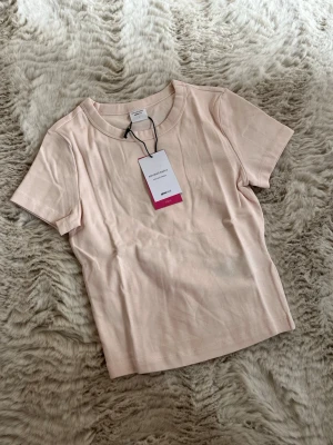 Ljusrosa basic topp från Gina Tricot - Ljusrosa T-shirt från Gina Tricot, ny!