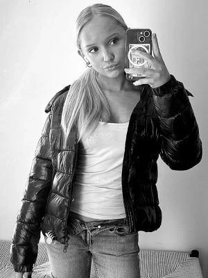 glansig pufferjacka - Säljer en svart, glansig pufferjacka med dragkedja och hög krage. Jackan har en klassisk quiltad design och är perfekt för kalla vinterdagar. Passar dig som vill ha en stilren och trendig look. Materialet är syntet och jackan är vadderad för extra värme. pris går att diskutera