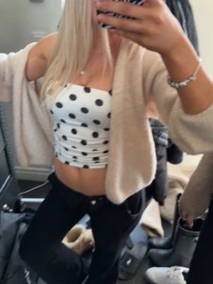 Vit prickig tubtopp - Snygg vit tubtopp med svarta prickar. Toppen är croppad och axelbandslös! Toppen är även i nästintill nyskick! Inga dekokter eller fläckar🥹💕 nypris 360 kr
