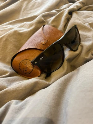 ÄKTA rayban solglasögon  - Säljer dessa rayban. Äkta och i fint skick. Bara en liten skada på boxen som synns på bilden. Pris kan diskuteras  storlek 60