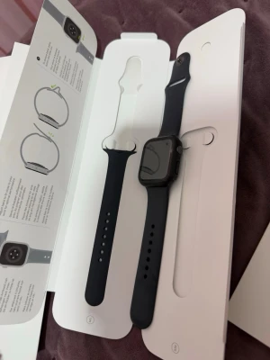 Apple Watch SE 44mm SG Alu Midnight Sport Band. - Säljer nu min Apple Watch som jag endast använt några gånger. Den ligger mest hemma och kommer inte till användning. Det finns några små små repor på baksidan av klockan som är inte farligt o skadar inte armen. Fungerar och ser ut som en helt ny. Batterihälsan är 97% Köptes för 3120 Följer med: Original förpackning . Laddare med USB-A ej adapter  Större storlek på sport bandet  Kontakta mig gärna för fler frågor eller om du är intresserad av att köpa.