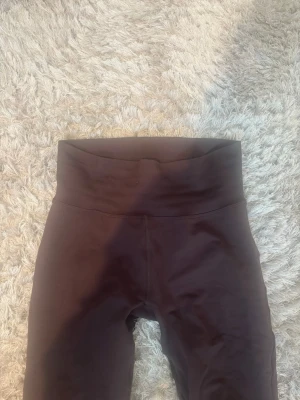 Bruna träningstights - Träningstights utsvängda bruna från amin, är i storlek m men passar s också.