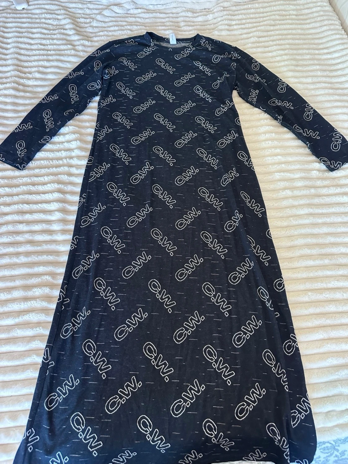 Svart långklänning med logotypmönster