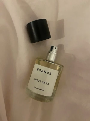 Essence parfym  - Nästan helt oanvänd essence parfym i doften sweet cara, jag tycker att den påminner om sol de janerio 62. Supergod och somrig. Håller väldigt bra🥰