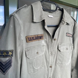Grön militärskjorta med Sashiko - Snygg grön skjorta i army-stil med snygga slitningar och Sashiko 🌊 Storlek:S-M