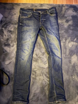 Mörkblå NEUW jeans - Mörkblå NEUW jeans skick 8/10 passar 165/180  storlek 29/32  nypris 1599 MItt pris 349! Hör av er vid frågor  och funderingar !