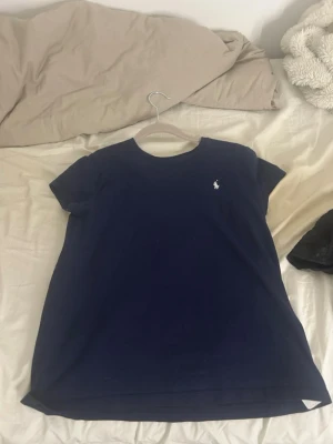 ralp lauren t-shirt - skulle säga att den passar mig som har xs! men den är i barn L. perfekt till sommaren🥹 