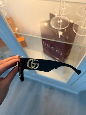 Gucci solglasögon - Väldigt varsamt använda solglasögon från Gucci säljes åt min tjej. Allt ifrån putsduk, förvaringsbox + påse och kvitto finns på de. Inga tecken på användning, utan mest blivit liggande och söker nu bättre användning hos ny ägare. Nypris för dessa ligger strax över 4000kr så bra möjlighet att komma över ett par i nyskick för bättre pris. Hör av er med frågor!