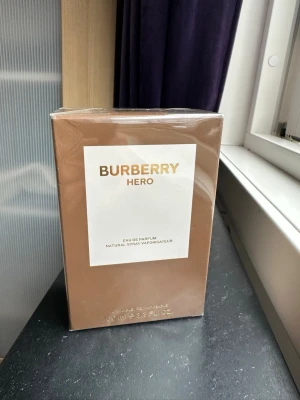 Burberry Hero Eau de Parfum 100ml - Burberry Hero Eau de Parfum 100ml äkta parfym! Butikspris ca 1200-1400kr 