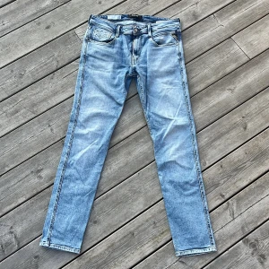 Replay Anbass - Riktigt snygga blåa Replay Anbass Jeans 🔥Skick 9/10, inga defekter, annat än att de är använda. Storleken är W32/L32. Hör av er vid minsta frågor eller funderingar. Pris går att diskutera vid snabb affär🤗✅