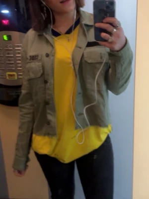 Grön jeans jacka  - Jätte snygg jacka från berskha I M men passsr fint som S pris kan diskuteras 