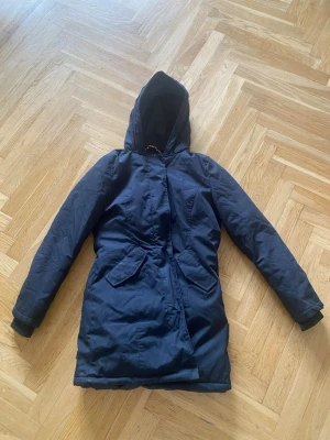 Jacka - Jackan är använd fåtal gånger, inga synliga tecken av användning.