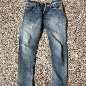 Blåa replay jeans - Säljer ett par klassiska blå replay jeans. Perfekta till vardags för en avslappnad look. Postar inom 1-2 dagar, helt oanvända, kom med bud priset ej hugget i sten