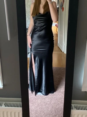 Balklänning  - Säljer nu min otroliga balklänning! Den är lång med en slits framtill och ett ”släp” baktill. Endast använd en gång☺️