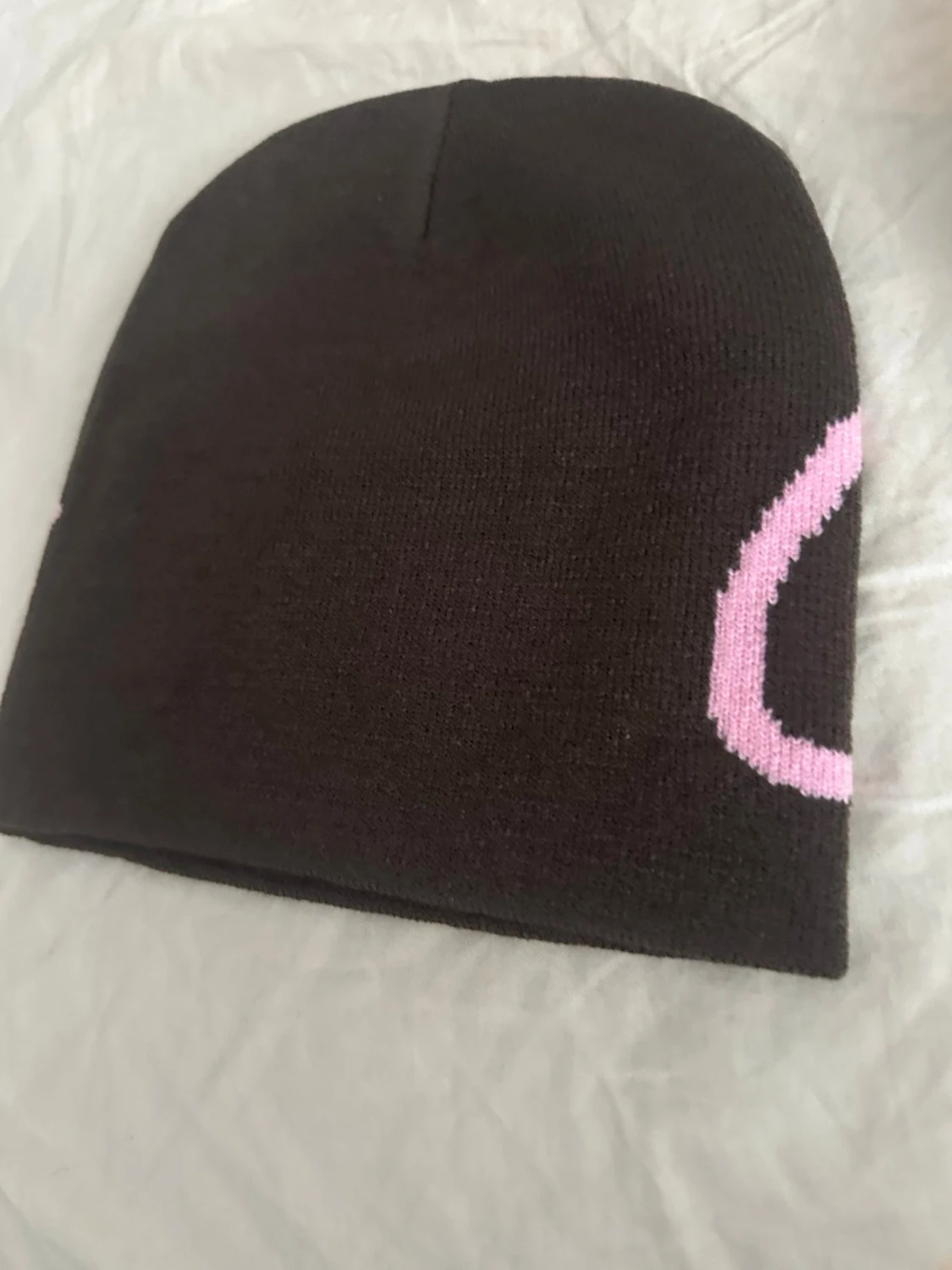 Brun mössa från Caritz med rosa tryck - 2