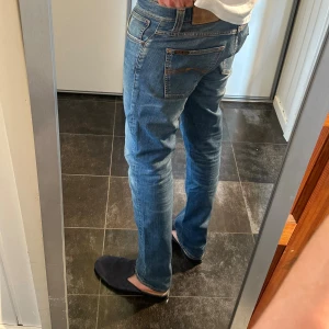 Blå jeans från Nudie Jeans - Modell: Grim Tim. Storlek: W33 L34