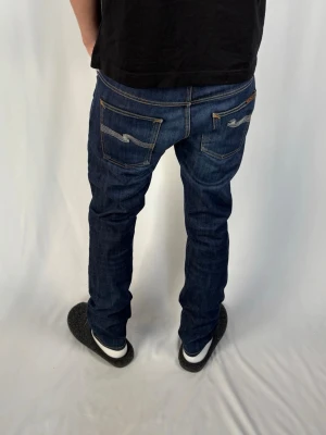 Nudie Thinn Finn - Nudie Jeans | Modell: Thinn Finn | Skick 8/10, bra | OBS Lagning gren, syns ej vid användning |  Nypris ca 2500kr | Mitt pris 549kr | Modellen är 182cm och väger 67kg | Midjebredd: 41 cm. Ytterbenslängd: 103 cm Benöppning: 16,5 cm | Kom gärna pm vid frågor eller funderingar | Postas eller möts upp i Gävle!