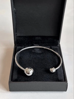 Boll armband  - Armbandet  är aldrig använd och 100 % rost- och nickelfri. Den är justerbar och passar därför alla! Hör gärna av dig om du har några frågor ☺️
