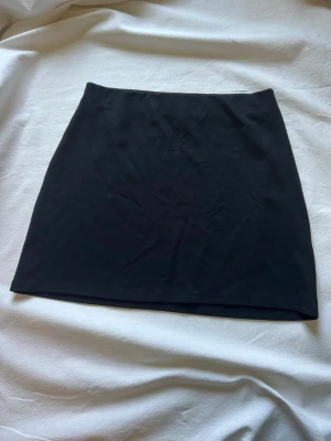 Mini kjol - Minikjol från NLY TREND, med stretchigt material och ett litet bredare resår på insidan av kjolen runt midjan. Testad och tvättad, men aldrig använd utan endast legat i garderoben.