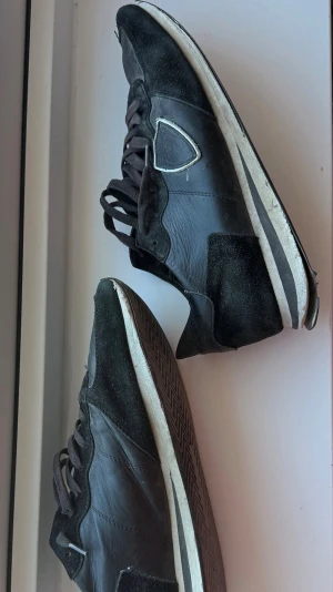 Phillipe model skor - Säljer dessa gamla väldigt använda Phillipe model trxp skor. Finns lite skador som kan ses på bilderna. Storlek 41. Skriv vid frågor o funderingar