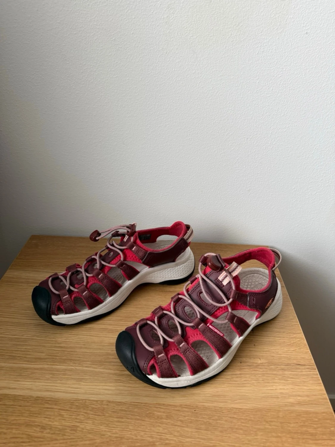 Röda  sandaler från Keen  - 1