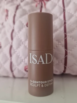 IsaDora Contour Stick Dark Almond - Hitta samma annons med fri frakt bland mina annonser. 🌸IsaDora The Contour Stick Sculpt & Define i färgen 34 Dark Almond. En krämig contourstick i brun ton, perfekt för att skulptera och definiera ansiktet. Smidig stickform som är enkel att applicera och blanda ut. Vegansk och doftfri. Använd några gånger. 