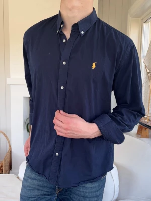 Ralph Lauren skjorta - Står storlek XL/GG i skjortan men den sitter som en Small - modell 182cm, 70kg