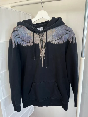 Marcelo Burlon Hoodie  - Säljer denna riktigt snygga Marcelo Burlon hoodien. Den är i storlek S och i bra skick. Hör av dig om du har några funderingar 🙌