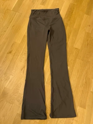 Bruna utsvängda leggings - Mörkbruna leggings med utsvängda ben och hög midja. Tillverkade i ett stretchigt och mjukt material som sitter skönt på kroppen. Perfekta för en avslappnad och trendig look. Köpta på Primark