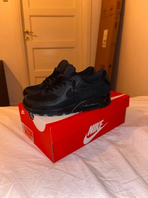 Nike air max 90 - Säljer mina Air max som bara användes 1 gång pga de var för små,Skriv endast om du är seriös och ja dom är äkta köpa på Unisport store köpta för 1599 de är storlek 39 men passar om du har 40 också.