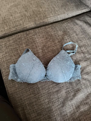 Victoria’s Secret spets-bh med vaddering - Säljer en bh med spetsdetaljer och vadderade kupor. Bh:n har justerbara axelband och hakknäppning bak. Materialet är en kombination av spets och mjuk textil för extra komfort och snygg look.