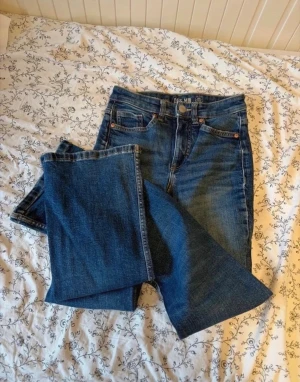 Blå BOOTCUT FLARE  jeans  - Säljer ett par klassiska blå jeans från Denim med bootcut passform och midrise. Ett par fina jeans från Kappahl som passar perfekt till vardagen, den har en klassisk femficksdesign. Innerbenslämgd:~81cm passar alla upp till ~170cm säljer då jag blivit för lång för dessa men dessa jeans är verkligen ett par classics som man vill ha i garderoben! Nypris:499kr. Litet slitage på fickan: se bild 6 💗