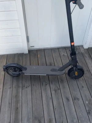 Svart elscooter Xiaomi Mi Electric - Säljer en svart elscooter från Xiaomi, modell Mi Electric Scooter. Scootern har robust ram i metall, stora hjul och handtag med gummi för bra grepp. Batteriet är integrerat i plattan och det finns reflexer på hjulen för extra synlighet. Den har 3 olika hastighetslägen och kör 20km med sport. Det finns lite repor men inget som hindrar din körning. 