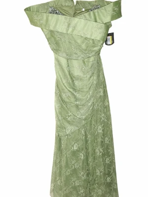 Ljusgrön långklänning med spets - Elegant ljusgrön långklänning med vacker spets och draperad design. Klänningen har bred axelparti och dekorativa pärlor vid urringningen. Perfekt för dig som vill sticka ut med en unik och stilren look.