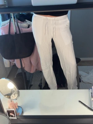 Linnebyxor  - Bra skick, skrynkliga på bilden men kan stryka om man vill innan jag skickar, fint skick!🩷