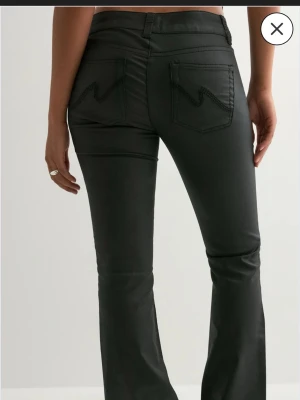 Svarta ”skinnbyxor” från Nelly - superfint skick, mindre i storlek, storlek L passar M. midjemått- ca 39cm innerbenslängd - ca 79cm 